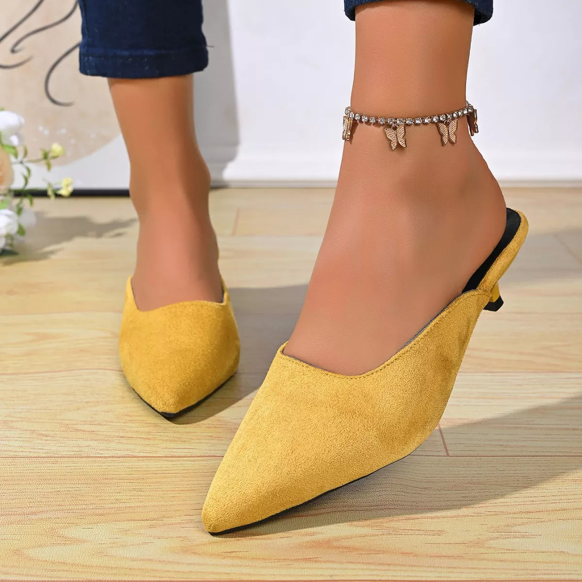 Point-Toe Kitten-Heel Pumps – Pointed Toe Detail | Celina Studio
