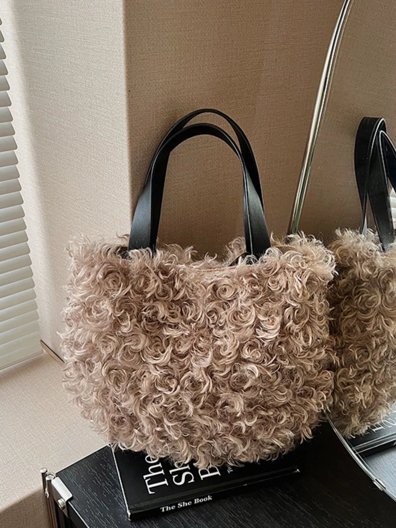 Lightweight Fluffy Handbag – Handle Detail